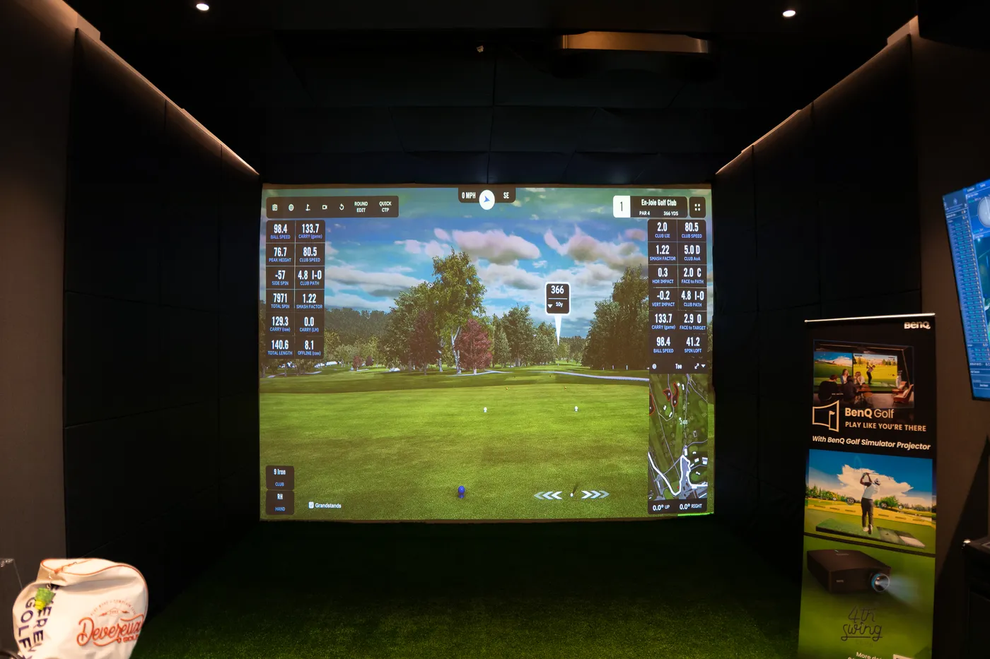 จอฉายภาพสนามกอล์ฟ En-Joie Golf Club พร้อมค่าวัดความเร็วลูกและระยะแคร์รีในห้องซิมูเลเตอร์